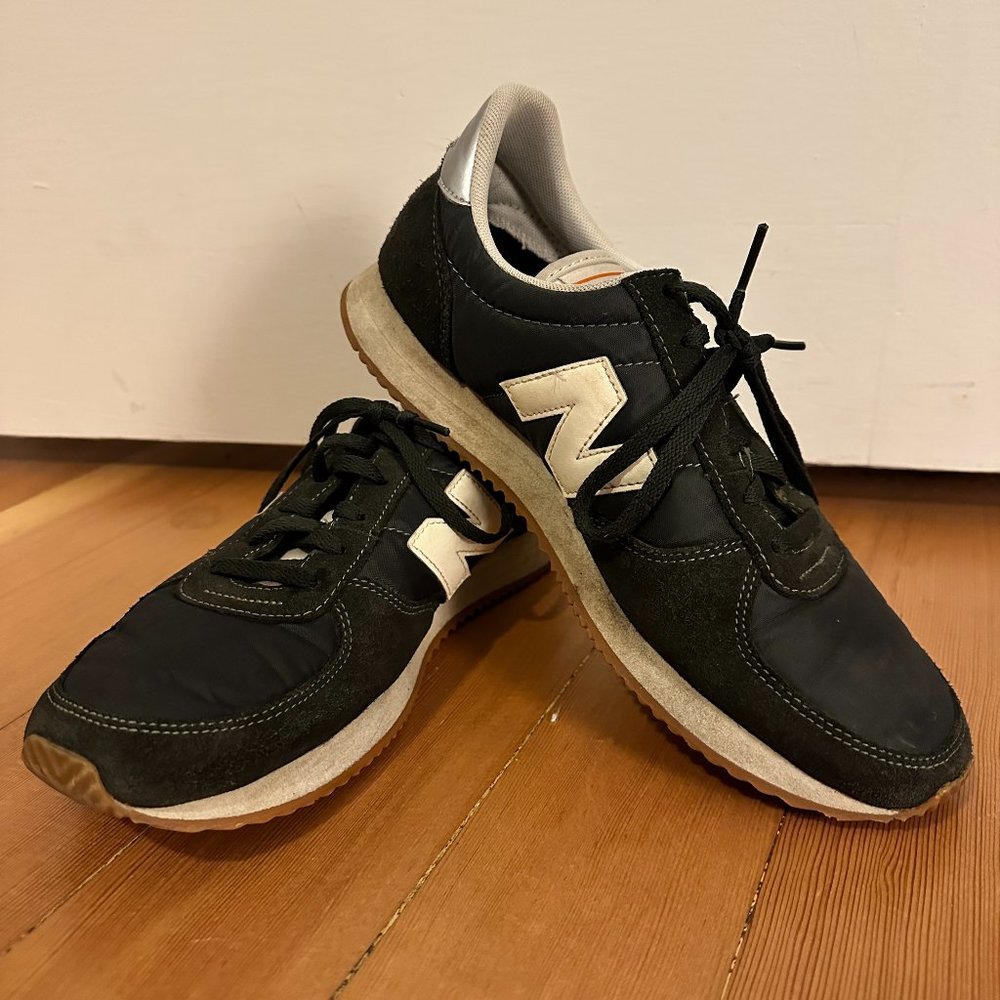 New Balance Women's 220 V1 Sneaker